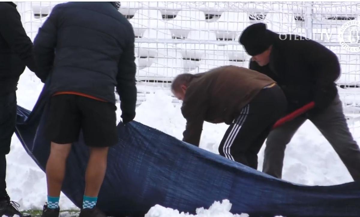 Dorinel Munteanu a pus mâna pe lopată și a dat zăpada înainte de Oțelul - Universitatea Craiova