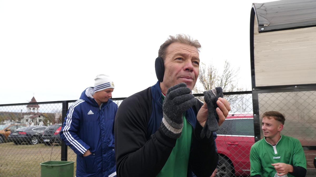 Vânătorul Rățoaia joacă cu mici și pastramă pe marginea terenului! „Uite-l și p-ăsta! Cu cerbul carpatin ne distrăm la maximum”