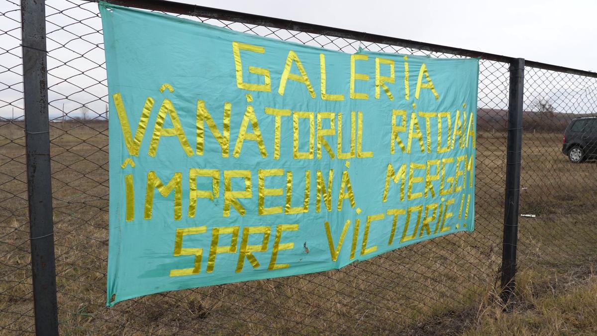 Vânătorul Rățoaia joacă cu mici și pastramă pe marginea terenului! „Uite-l și p-ăsta! Cu cerbul carpatin ne distrăm la maximum”