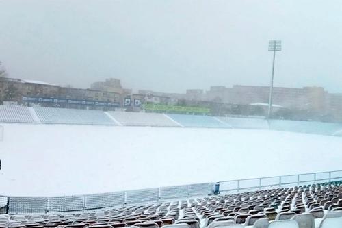 Partida dintre Oțelul Galați și CS Universitatea Craiova, programată duminică, în runda cu numărul 17 din Superliga, ar putea fi amânată. Stadionul din urbea moldoveană este plin de zăpadă, cu puțin peste 6 ore înainte de startul meciului.