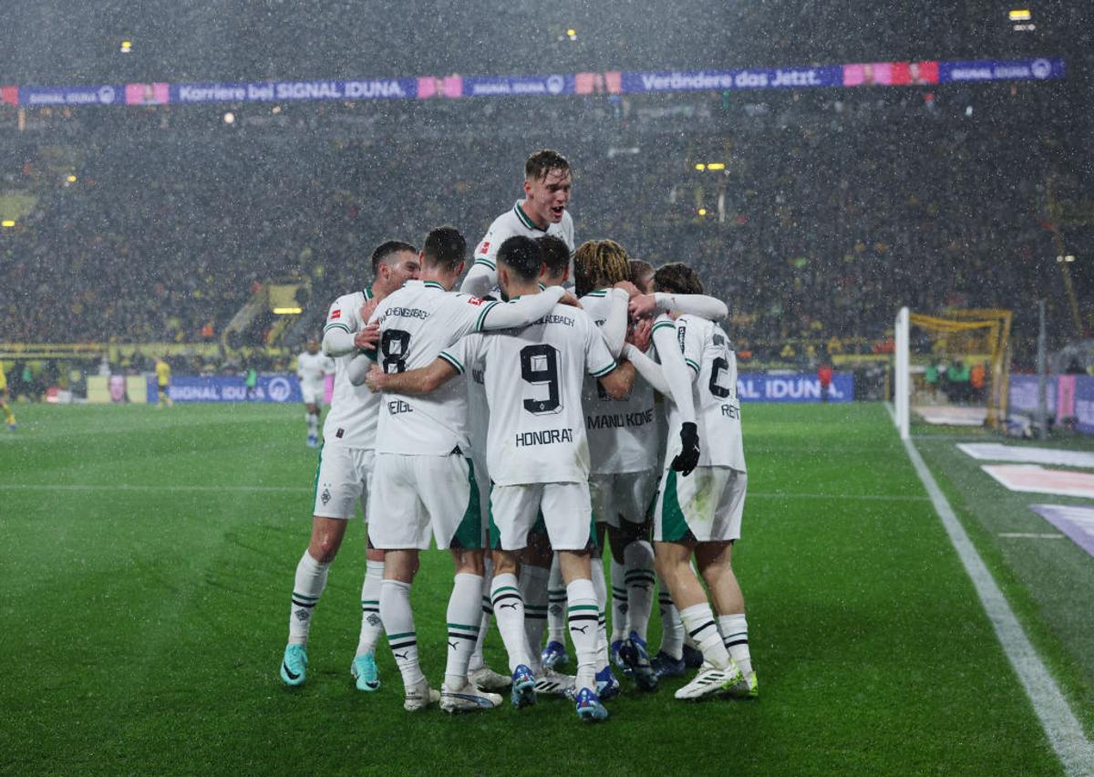 Moment INCREDIBIL pe stadionul Borussiei Dortmund » O echipă de renume din România, sărbătorită de nemți: torțe, fum și un mesaj imens