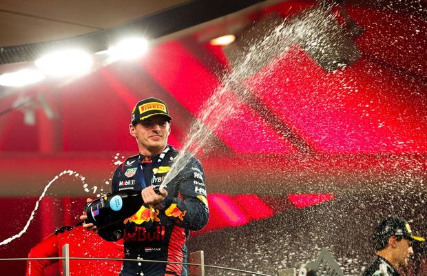 Max Verstappen a încheiat sezonul cu o victorie în Marele Premiu de la Abu Dhabi » Luptă pasionantă între Mercedes și Ferrari pentru locul al doilea