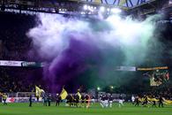 Moment INCREDIBIL pe stadionul Borussiei Dortmund » O echipă de renume din România, sărbătorită de nemți: torțe, fum și un mesaj imens