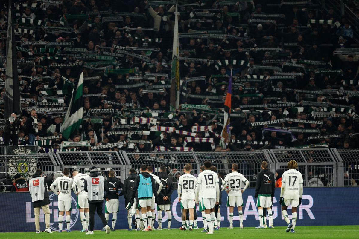 Moment INCREDIBIL pe stadionul Borussiei Dortmund » O echipă de renume din România, sărbătorită de nemți: torțe, fum și un mesaj imens