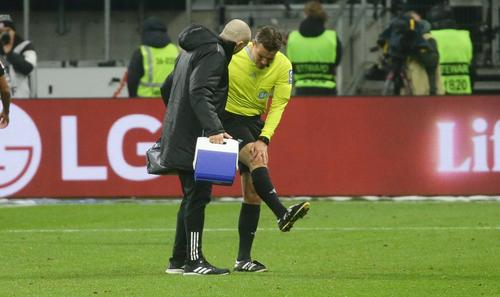 Felix Brych acuză dureri la genunchiul drept / Foto: Imago