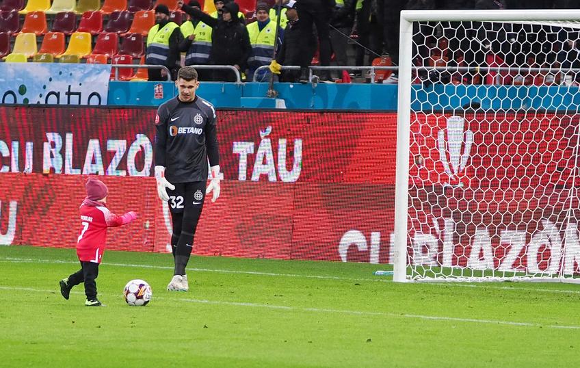 Lovitura de start la Dinamo - FCSB a fost dată de Nicholas, un copil în vârstă de 3 ani. Puștiul a pornit de la centrul terenului, a înscris în poarta lui Târnovanu și a fost aplaudat de întreaga asistență.