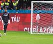 Lovitura de start la Dinamo - FCSB a fost dată de Nicholas, un copil în vârstă de 3 ani. Puștiul a pornit de la centrul terenului, a înscris în poarta lui Târnovanu și a fost aplaudat de întreaga asistență.