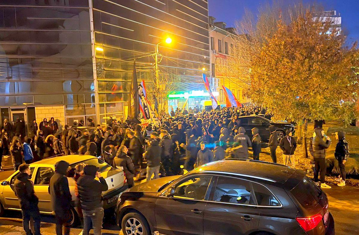 Tensiuni la Arena Națională » Burcă, luat în colimator: „Groparule! Ne-ai îmbolnăvit!”. Reacția antrenorului