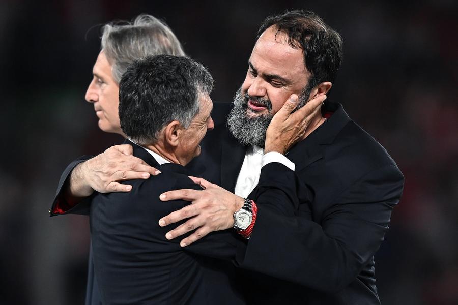 Patronul lui Olympiakos, Evangelos Marinakis, are o relație specială cu Jose Luis Mendilibar FCSB se pregătește să-l înfrunte pe „Mentalistul” lui Olympiakos » Dușman al fotbalului modern