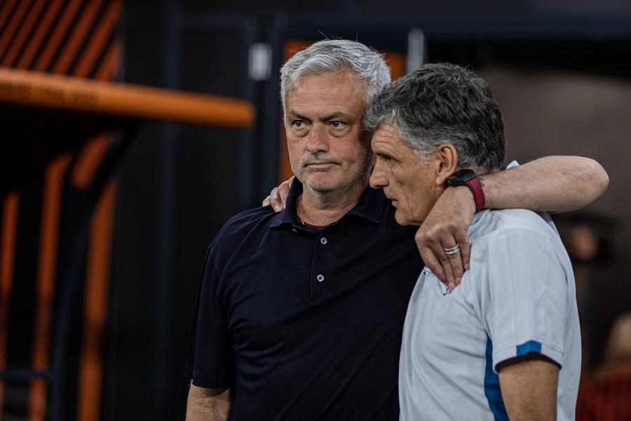 Jose Luis Mendilibar l-a consolat pe Jose Mourinho după ce a învins-o pe AS Roma în finala Europa League 2022-2023. Foto: Imago FCSB se pregătește să-l înfrunte pe „Mentalistul” lui Olympiakos » Dușman al fotbalului modern