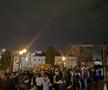 Sute de oameni au ieșit să protesteze în centrul Sibiului. Foto: imagini amator