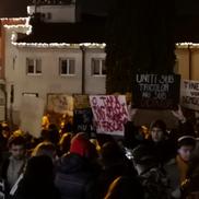 Sute de oameni au ieșit să protesteze în centrul Sibiului. Foto: imagini amator