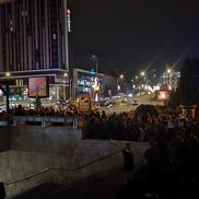 Sute de oameni au ieșit să protesteze în centrul Sibiului. Foto: imagini amator