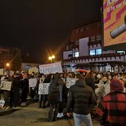 Sute de oameni au ieșit să protesteze în centrul Sibiului. Foto: imagini amator