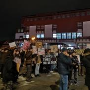 Sute de oameni au ieșit să protesteze în centrul Sibiului. Foto: imagini amator