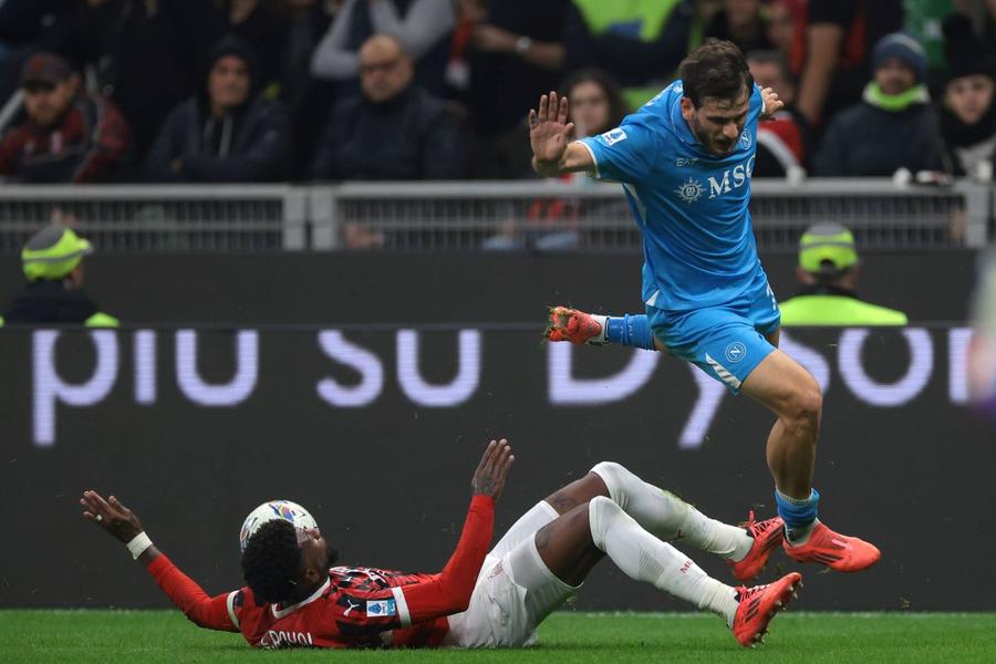 Khicha Kvaratskhelia, în acțiune în meciul câștigat de Napoli pe San Siro, 2-0 cu AC Milan / Foto: Imago Superofertă pentru starul liderului din Serie A. Cât vrea Napoli pentru a-l lăsa la vară în Premier League