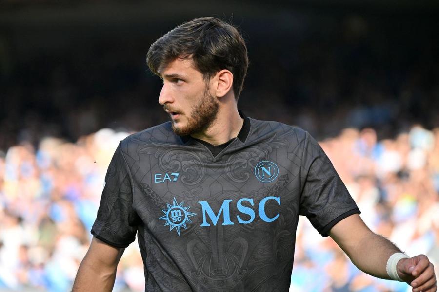 Khvicha Kvaratskhelia a fost unul dintre artizanii titlului de campioană cucerit de Napoli acum două stagiuni / Foto: Imago Superofertă pentru starul liderului din Serie A. Cât vrea Napoli pentru a-l lăsa la vară în Premier League