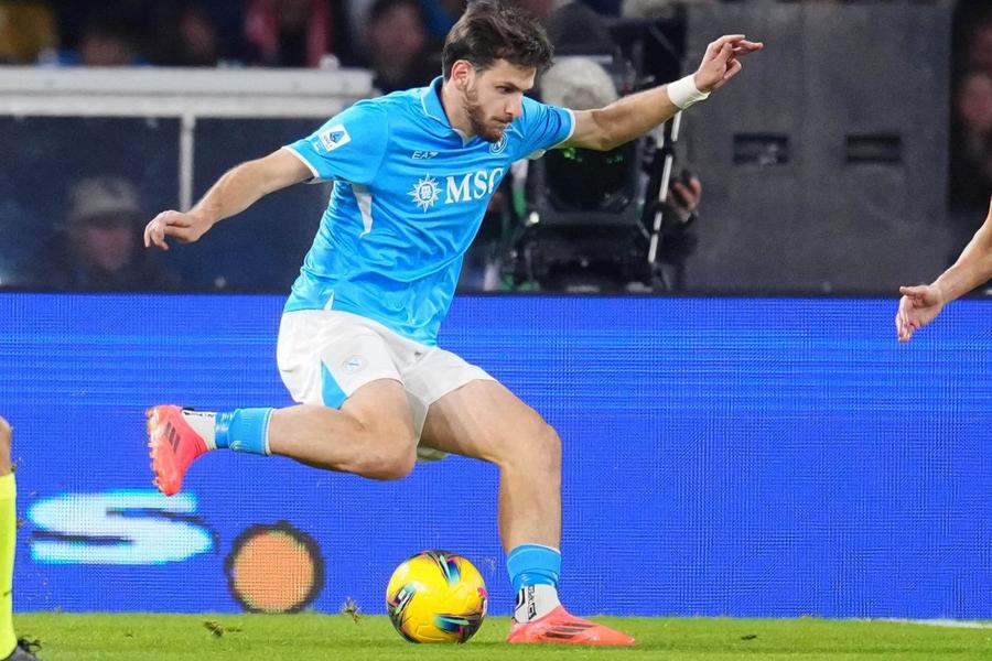 Kvicha Kvaratskhelia a fost cumpărat în 2022 de la Dinamo Batumi cu numai 13,3 milioane de euro. Acum valorează 80 de milioane pe Transfermarkt.com / Foto: Imago Superofertă pentru starul liderului din Serie A. Cât vrea Napoli pentru a-l lăsa la vară în Premier League