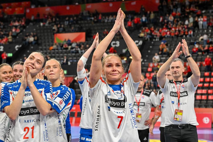 Bjarta Osberg Johansen (nr. 7), mulțumindu-le fanilor pentru susținere/Foto: Imago Images Insulele Feroe, debut la Campionatul Mondial, la 51 de ani după primul meci din istorie: „Acum 10 ani aș fi crezut că e o glumă proastă”
