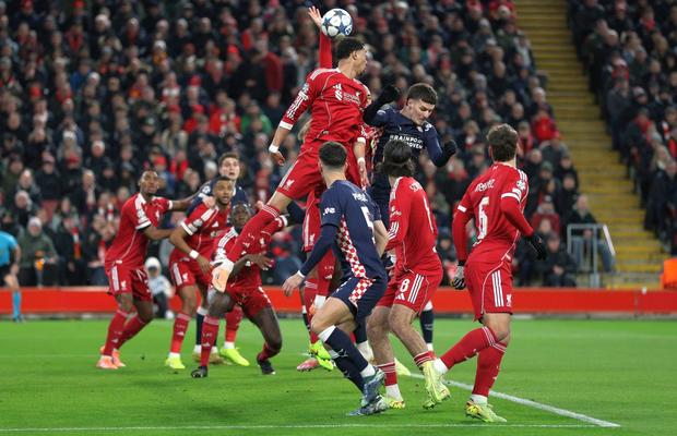 „A înnebunit complet” » Van Dijk, făcut praf după gafa imensă comisă chiar de lângă Dennis Man