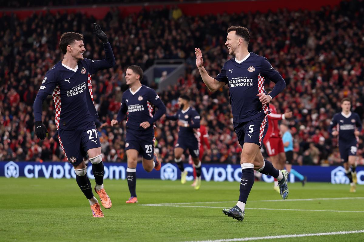Liverpool - PSV, cu Dennis Man titular, în Liga Campionilor