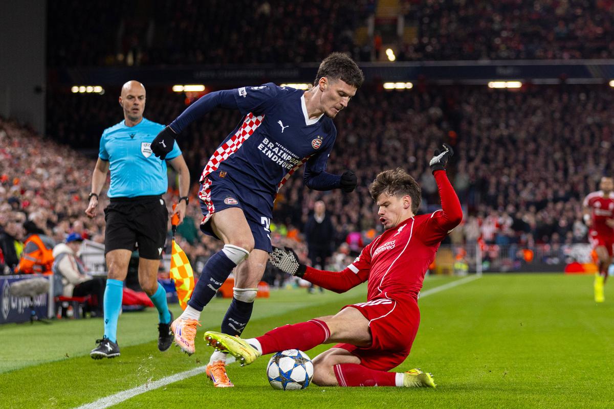Liverpool - PSV, cu Dennis Man titular, în Liga Campionilor