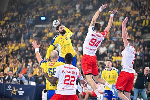 Jorge Maqueda (Kielce) încercând să străpungă apărarea lui Dinamo