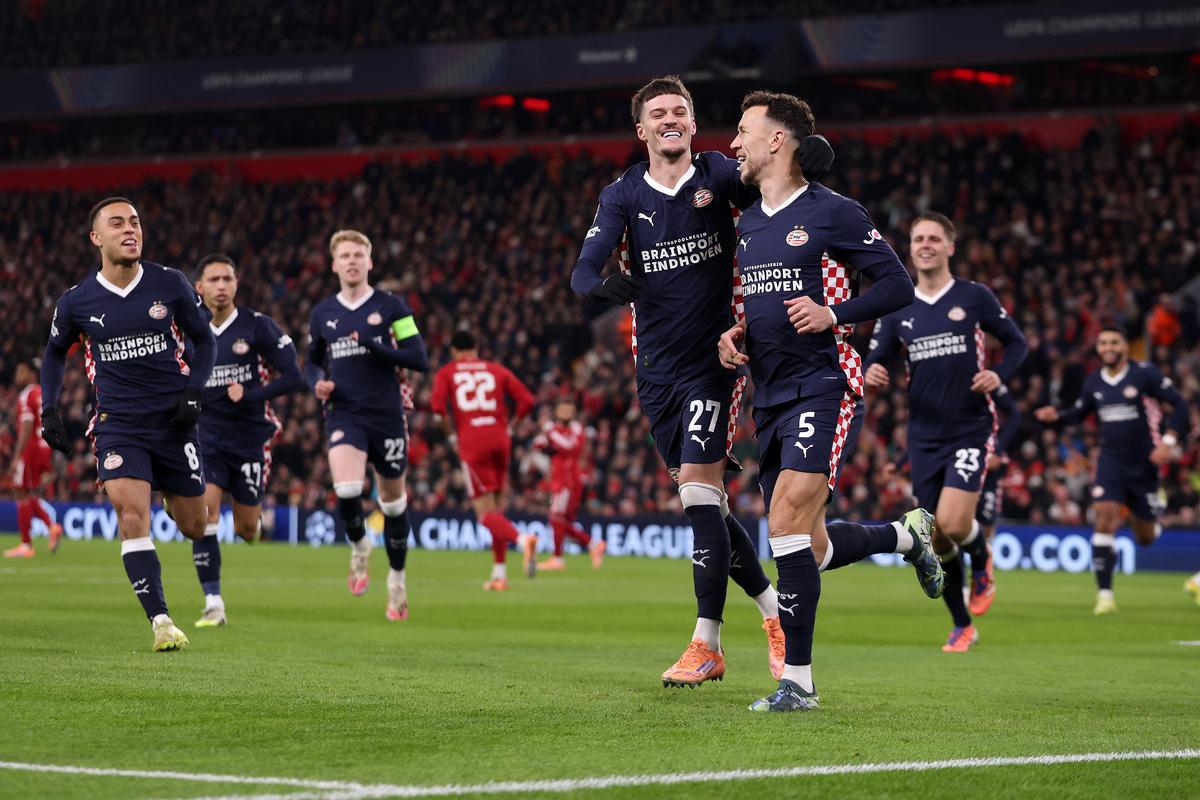 Liverpool - PSV, cu Dennis Man titular, în Liga Campionilor