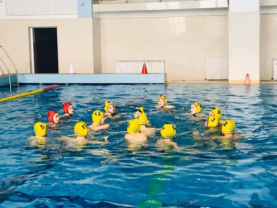 Maxim Crișan a lucrat cu toate grupele de juniori ale Coronei la polo. Foto: facebook/coronabrașov Decizia luată de club în privința antrenorului care a sărit la bătaie la un turneu U14: „E un război deschis” + Replica părinților: „Luăm în calcul retragerea copiilor”