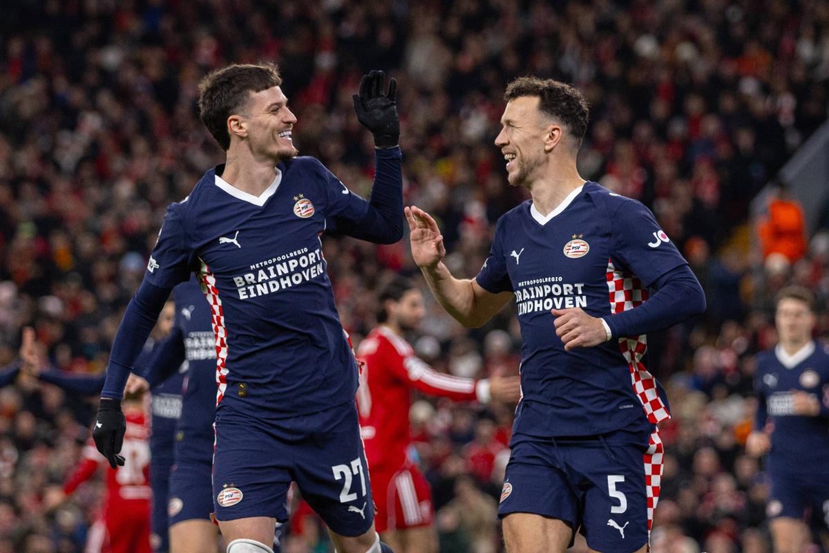 Cu Dennis Man pe teren 89 de minute, PSV a obținut victoria SEZONULUI! Liverpool, UMILITĂ pe Anfield în Liga Campionilor