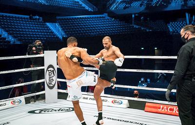 EXCLUSIV Cum a trăit Moroșanu meciul cu Benny cu Badr Hari: „ Mă gândeam «Mamă! Noi, românii, iar luăm bătaie! Și la fotbal, și aici...»”