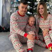 Dan Nistor și-a luat echipamentul de Crăciun în familie, dar bradul e împodobit cu globulețe în culorile clubului său, CSU Craiova