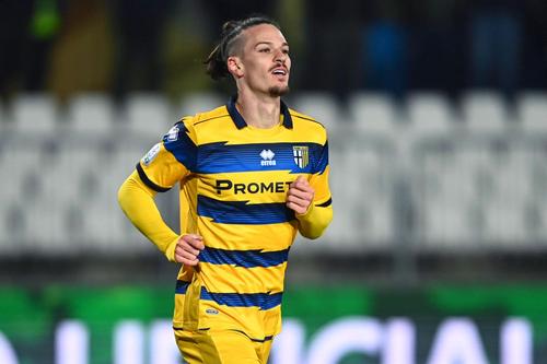 Dennis Man (24 de ani, extremă dreapta) ar fi intrat în vizorul lui AC Milan, informație vehiculată în presa italiană și în toamnă.