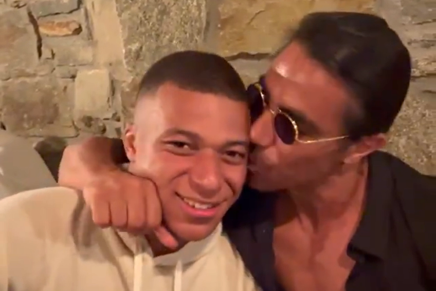Bucătarul turc Nusret Gokce, supranumit Salt Bae, cel care a ajuns pe gazon după finala Campionatului Mondial, apare alături de Kylian Mbappe într-un videoclip devenit viral pe rețelele de socializare.