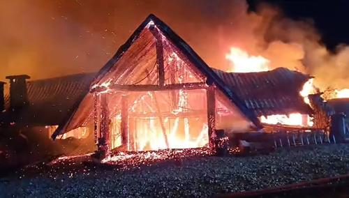Un incendiu puternic a distrus pensiunea Ferma Dacilor