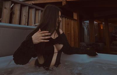 Iubita lui Drăgușin, apariție incendiară în jacuzzi » Cum s-au fotografiat cei doi