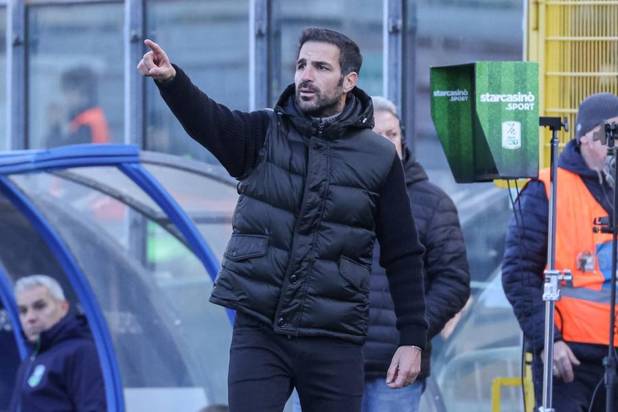 Cesc Fabregas, 36 de ani, a jucat ultima oară la Como și tot aici a debutat ca antrenor Foto: Imago Altă ofertă pentru George Pușcaș » Ar putea fi antrenat de un nume uriaș