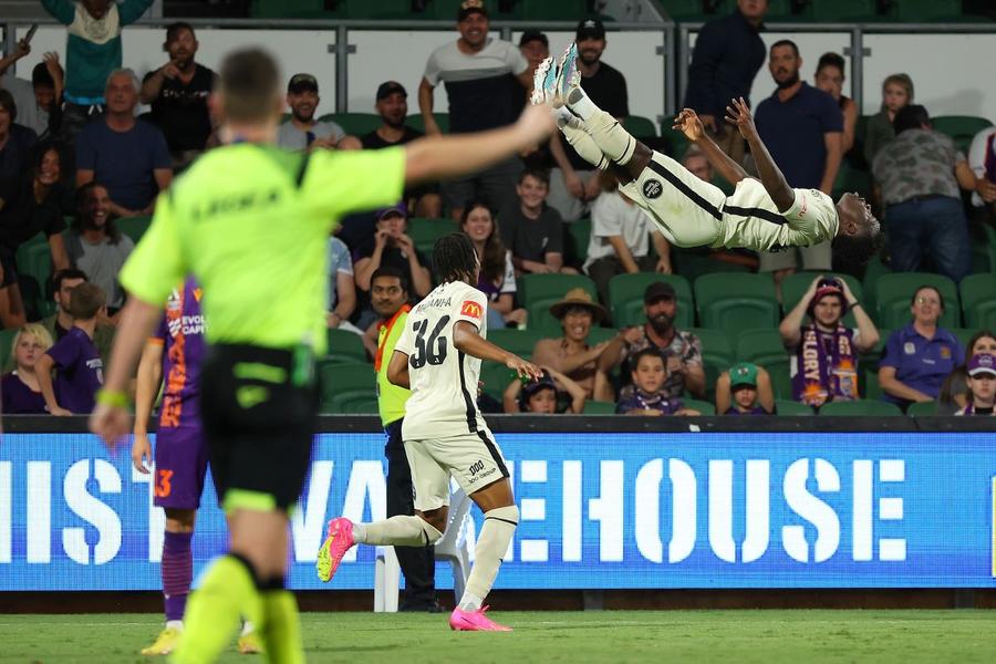 Nestory Irankunda și flic-flacurile sale, bucuria fără margini după fiecare gol Foto: Guliver/GettyImages Povestea impresionantă a puștiului născut într-o tabără de refugiați din Tanzania cumpărat de o mare putere a fotbalului » „Cu excepția lui Messi, nu am mai văzut un tânăr atât de bun”