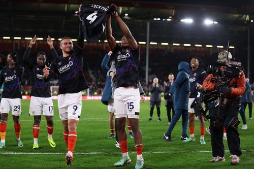 Luton Town s-a impus în deplasarea cu Sheffield United, scor 3-2, și a legat pentru prima dată două victorii în Premier League.
