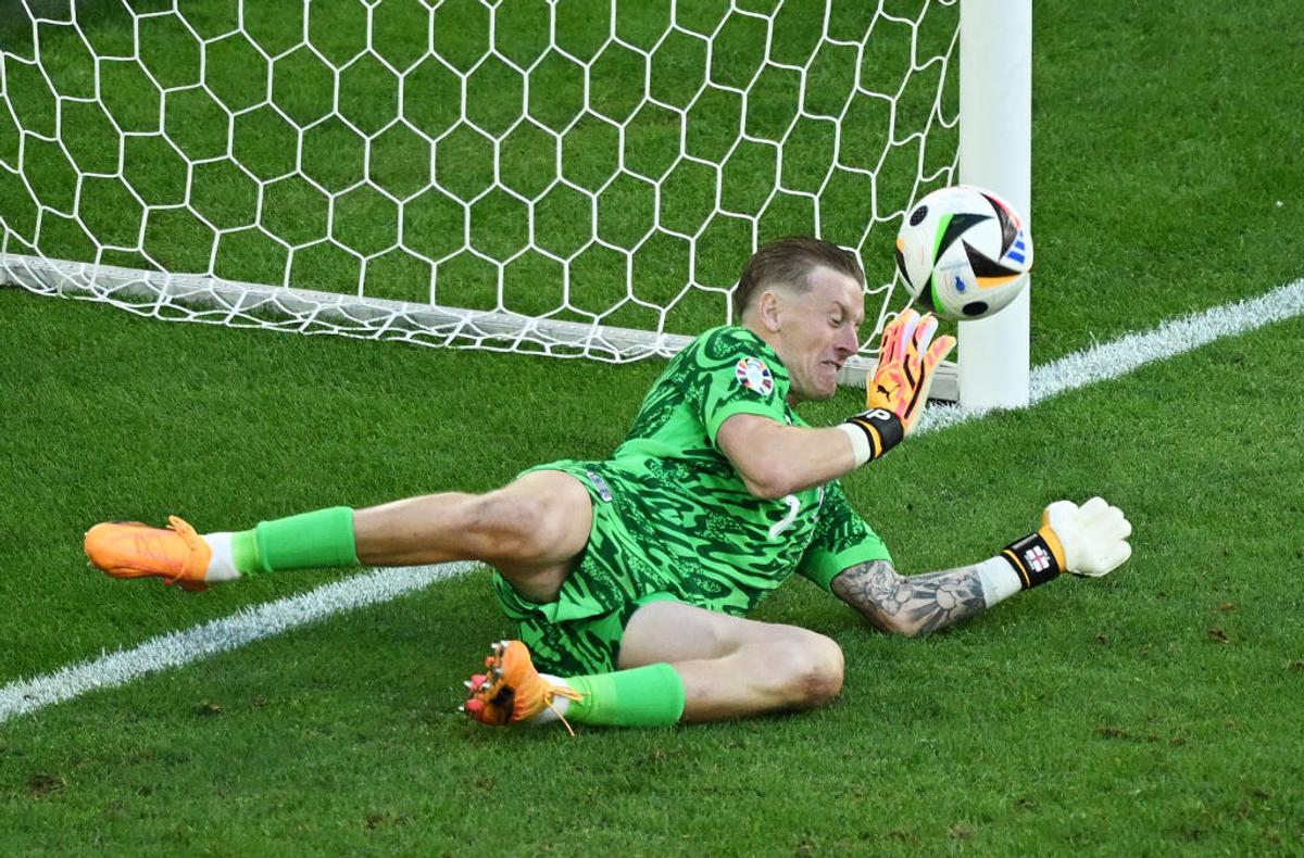Ce avea scris Jordan Pickford pe sticla de apă în partida cu Manchester City