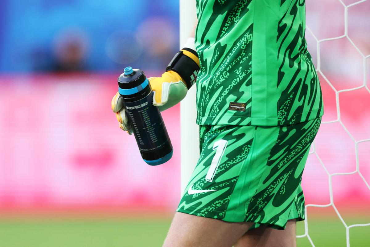 Uluitor! Ce avea scris Jordan Pickford pe sticla de apă, înainte să pareze penalty-ul lui Erling Haaland