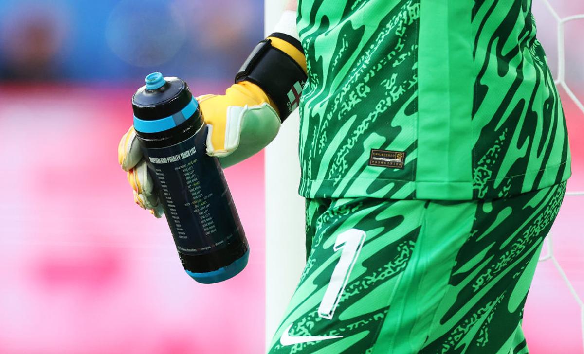 Ce avea scris Jordan Pickford pe sticla de apă în partida cu Manchester City