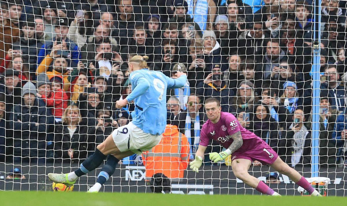 Ce avea scris Jordan Pickford pe sticla de apă în partida cu Manchester City