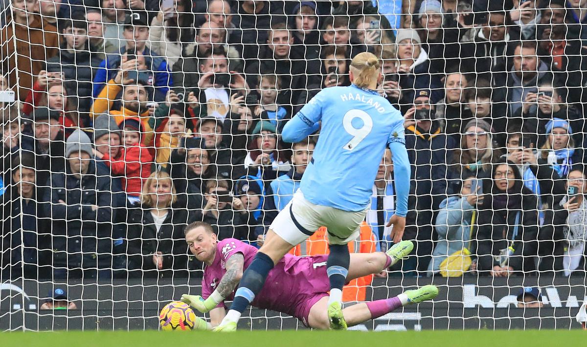 Ce avea scris Jordan Pickford pe sticla de apă în partida cu Manchester City