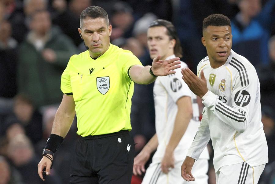 Istvan Kovacs, de neclintit în fața lui Mbappe // foto: Imago Images Culise incredibile de la CCA în mazilirea lui Alexandru Deaconu: „Hațegan e zeflemitor, cu aere de superioritate”