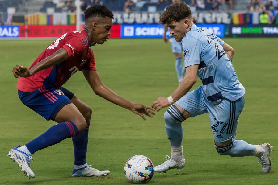 Marinos Tzionis a jucat doi ani și jumătate pentru Kansas City în MLS. Foto: Imago Internaționalul de 1.000.000 de euro, remarcat de MM Stoica în Superligă: „N-am stat pe gânduri când mi-a venit oferta din România” + Amintiri cu Messi din MLS: „Era bătaie pe tricoul lui”
