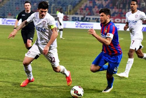 Cristian Săpunaru, într-un duel cu Cristi Tănase pe Ghencea, în 2015. Foto: Imago Images