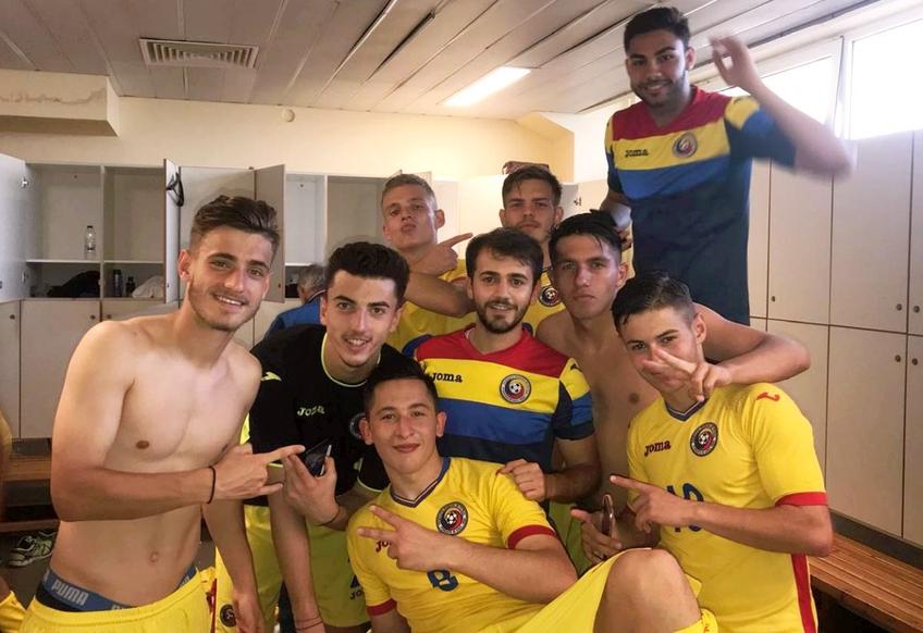 Costi Dima, în plan îndepărtat, sărbătorind o victorie a României U19 alături de Andrei Vlad, Moruțan, Vlad Dragomir, Mățan, Robert Moldoveanu și Haruț / Sursă foto: Facebook
