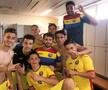 Costi Dima, în plan îndepărtat, sărbătorind o victorie a României U19 alături de Andrei Vlad, Moruțan, Vlad Dragomir, Mățan, Robert Moldoveanu și Haruț / Sursă foto: Facebook