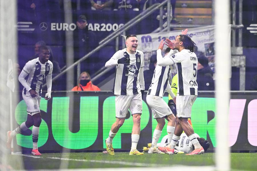 foto: Imago Images Incidente grave în Belgia! Anderlecht - Charleroi, întrerupt minute bune după ce un jucător a fost lovit cu o sticlă de ultrași